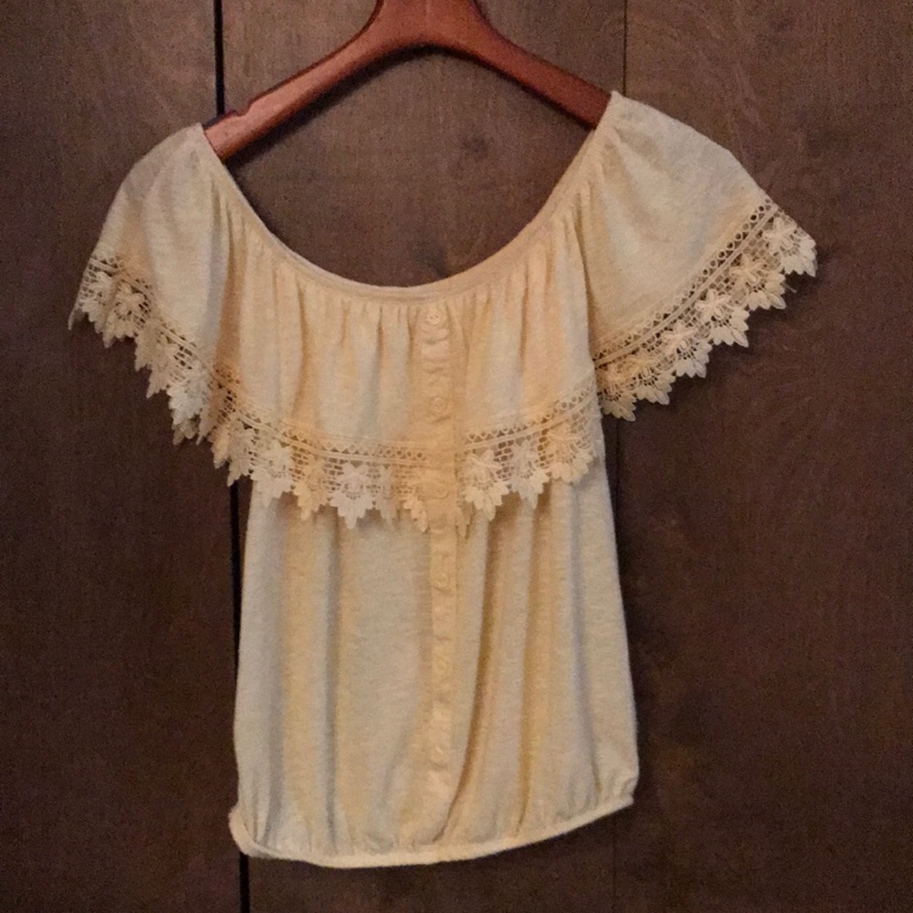 Very sweet little yellow blouse